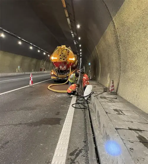 阳春隧道排水渠清淤